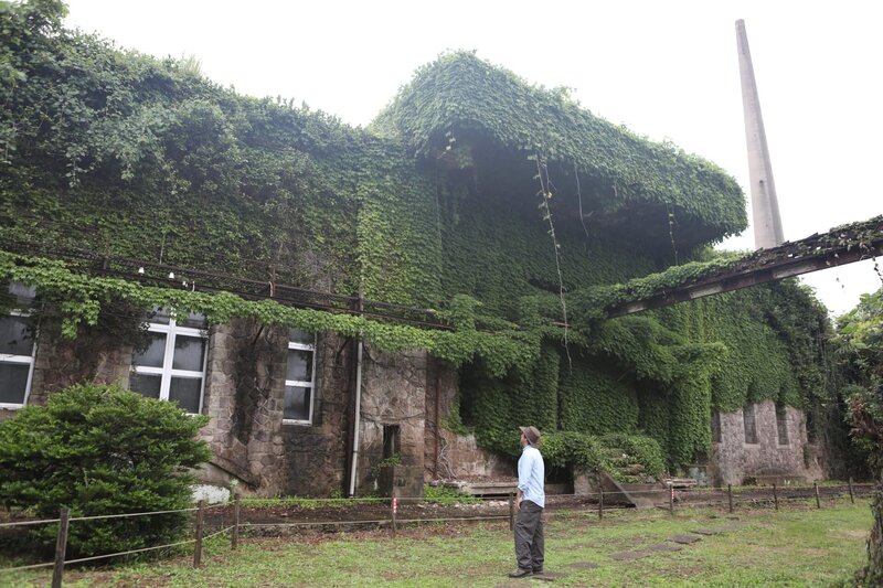 Hario, Kyushu, Japan – Tony Pollard at the Hario Transmitter Station. – Bild: Darlow Smithson Productions Ltd