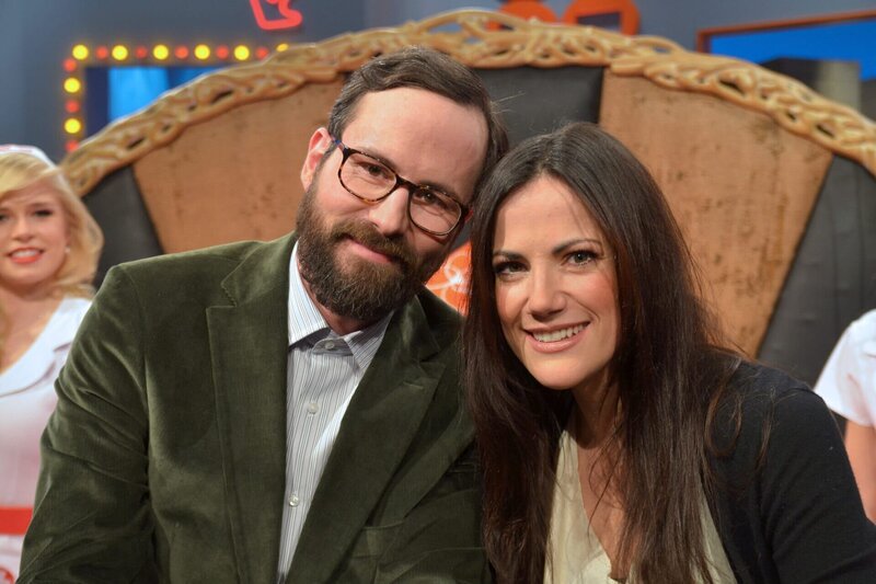 EinsPlus KRÖMER – DIE INTERNATIONALE SHOW, am Samstag (19.10.13) um 20:15 Uhr. „KRÖMER – Die internationale Show“ verspricht wieder spannende Gäste und mehr Spontaneität, als manch einem lieb sein dürfte. Die Zuschauer können sich auf wirklich wichtige Gespräche freuen; dafür nimmt sich der Mann aus Neukölln in seiner unnachahmlichen Art wieder viel Zeit. Kurt Krömer mit Bettina Zimmermann. – Bild: rbb/​Daniel Porsdorf