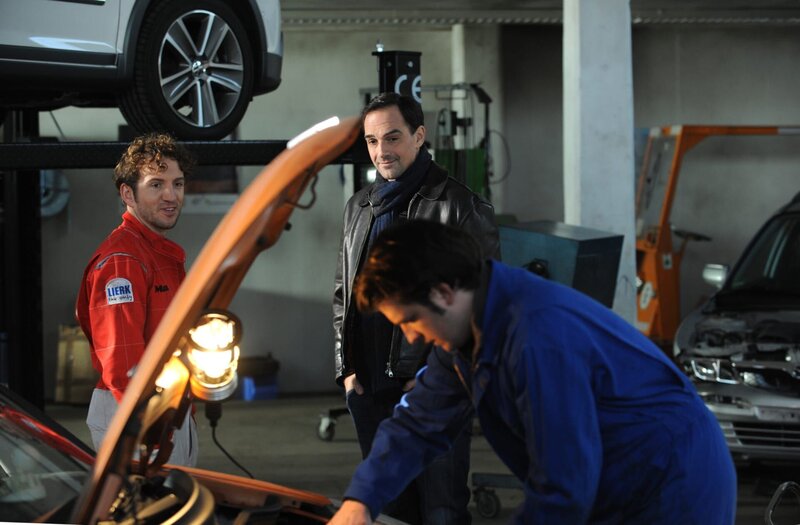 Lex ist perplex über den Besuch, überspielt aber gekonnt und begrüßt Mike lässig. Von links: Lex (Sebastian Gerold), Mike Preissinger (Harry Blank) und Florian Brunner (Tommy Schwimmer). – Bild: BR/​Marco Orlando Pichler