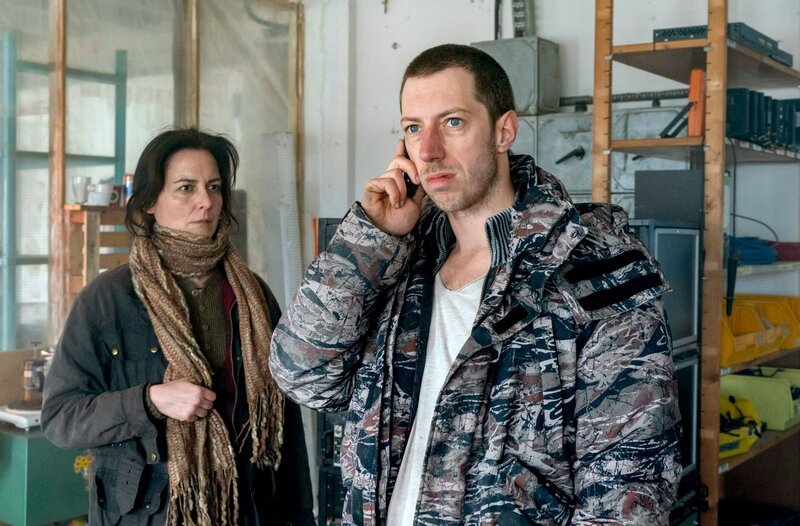 Im Foto (v.l.n.r.): Doreen Werner (Dorothea Arnold) und Marek Krug (Maximillian Mauff) in seiner Werkstatt, während er mit Kommissarin Leonie Winkler telefoniert, um reinen Tisch zu machen – Bild: MDR/​MadeFor/​Steffen Junghans