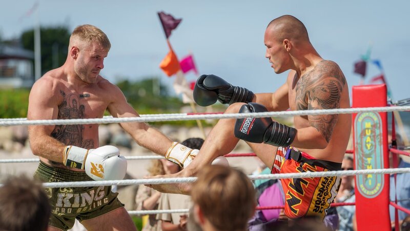 Bis zu ihrem Tod hat Rikke Kjeldsen den örtlichen Muay Thai Club geleitet. Hat sich etwa eines der Mitglieder (Komparsen) für ihre egozentrische und bevormundende Art gerächt? – Bild: Henrik Petit /​ ZDF und Henrik Petit