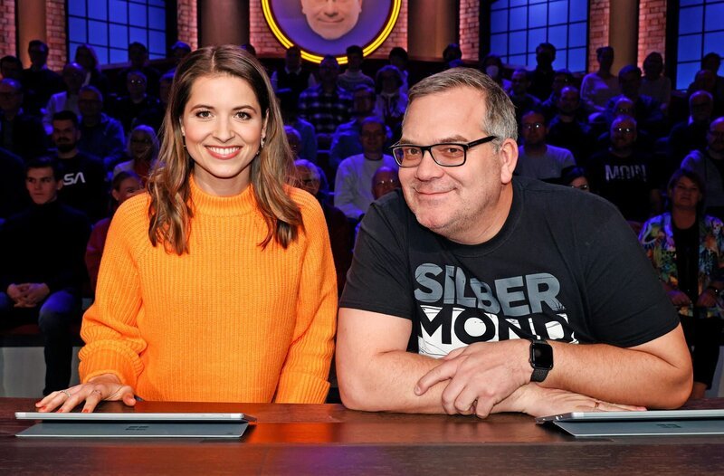 Rateteam-Kapitän Elton (r.) mit Fernsehmoderatorin Kristina Inhof (l.). – Bild: ARD/​Morris Mac Matzen