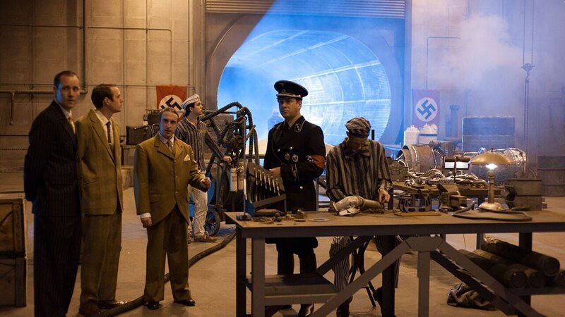 Ein Tausende Kilometer langer Verteidigungswall am Atlantik, getarnte Raketen-Abschussrampen, riesige U-Bootbunker, die von feindlichen Bomben nicht zu durchdringen waren – Hitlers Gigantomanie zeigte sich auch im militärischen Bereich auf bizarre Art und Weise. – Bild: 2013 NGC Europe Limited, All Rights Reserved