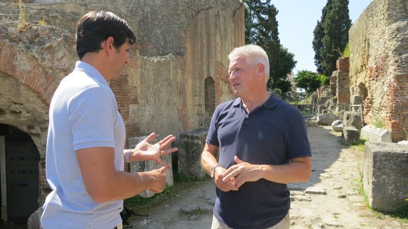 Pozzuoli, Campania, Italy – Steve Burrows and Darius Arya at Pozzuoli Ampitheatre – Bild: The National Geographic Channel