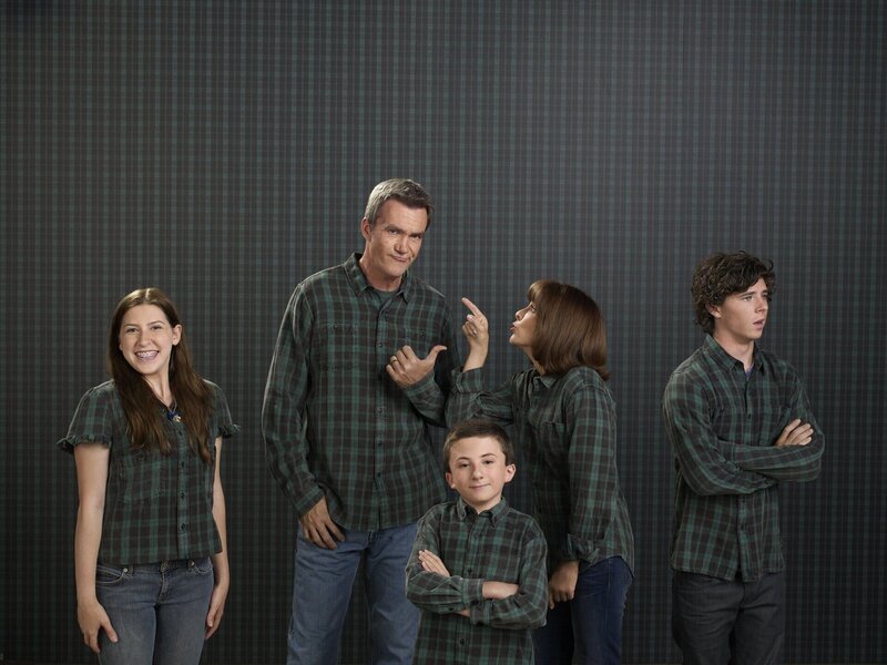 (3. Staffel) – Der alltägliche Wahnsinn ist bei ihnen Dauergast: Frankie (Patricia Heaton, 2.v.r.) und Mike (Neil Flynn, 2.v.l.) und ihre drei Kinder Axl (Charlie McDermott, r.), Brick (Atticus Shaffer, M.) und Sue (Eden Sher, l.) … – Bild: Warner Brothers Lizenzbild frei