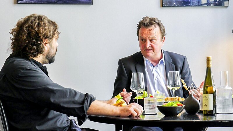 Hanno Settele (r.) und Konstantin Filippou essen gemeinsam zu Abend. – Bild: ORF/Neulandfilm Hanno Settele (r.) und Konstantin Filippou essen gemeinsam zu Abend. – Bild: ORF/Neulandfilm