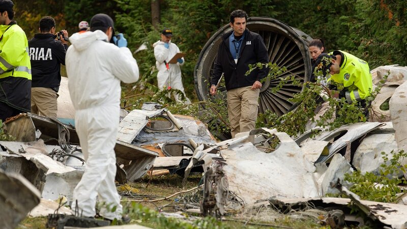 Die Flugzeugtrümmer sind auf dem kolumbianischen Berg El Gordo verstreut (Reenactment-Szene). – Bild: Cineflix/​ Darren Goldstein/​ DSG Photo/​ WeltN24 GmbH