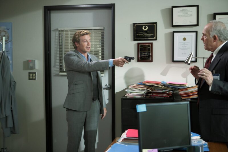 Patrick (Simon Baker, l.) ermittelt in einem neuen Fall und stößt dabei auf Chancellor Stern (Lawrence Pressman, r.). Doch hat er etwas mit dem Mord zu tun? – Bild: Warner Bros. Television