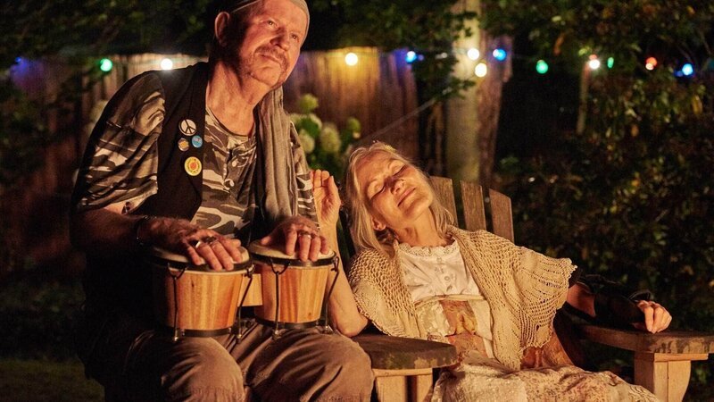 Unerwartet sind Waltrauds WG-Kumpels Siggi und Rolle (Lutz Mackensy, l.) bei den Holtkamps vor. Die Erinnerungen aus dem Sommer 1968 versetzen Waltraud (Hedi Kriegeskotte) in eine ungewohnte Euphorie. – Bild: RTL /​ Reiner Bajo