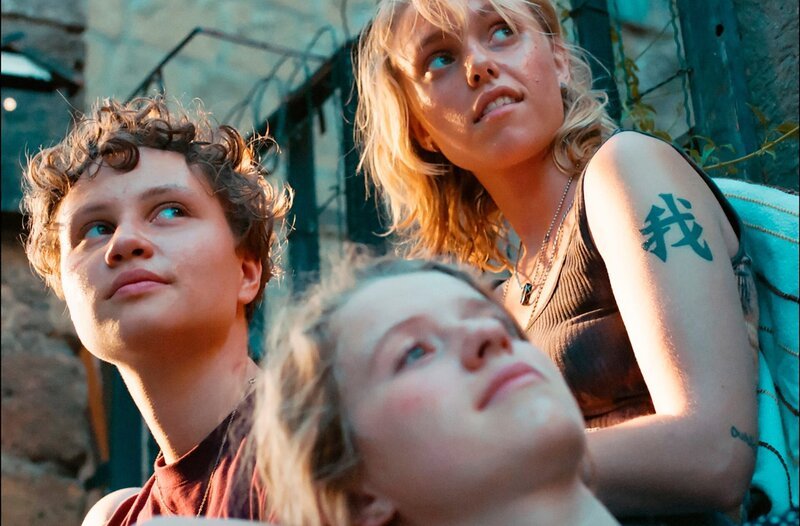 Die Freundinnengruppe fühlt sich in der Abgeschiedenheit frei, fernab aller Erwartungen, die die Welt an sie stellt. Doch so kann es nicht ewig bleiben. Von links: Ira (Luna Jordan) Malin (Katharina Stark) und Ka (Noemi Liv Nicolaisen). – Bild: BR/kalekone film Die Freundinnengruppe fühlt sich in der Abgeschiedenheit frei, fernab aller Erwartungen, die die Welt an sie stellt. Doch so kann es nicht ewig bleiben. Von links: Ira (Luna Jordan) Malin (Katharina Stark) und Ka (Noemi Liv Nicolaisen). – Bild: BR/kalekone film