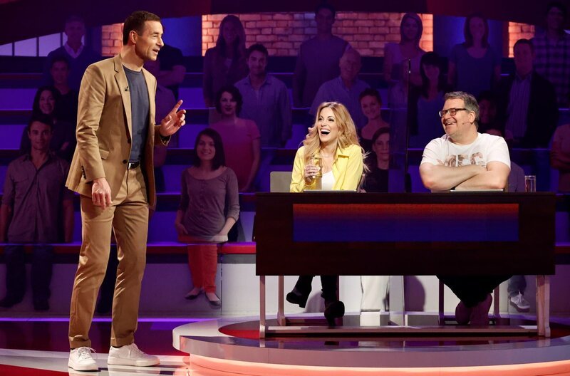 Moderator Kai Pflaume (l.) mit Rateteam-Kapitän Elton (r.) und der Fernsehmoderatorin Andrea Kaiser (M.). – Bild: ARD/​Morris Mac Matzen