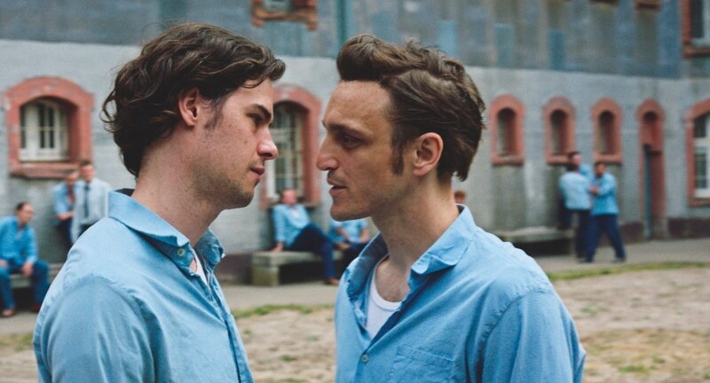 Hans (Franz Rogowski, r.) und Oskar (Thomas Prenn, l.) treffen sich im Gefängnis wieder. Der erfahrene Hans hilft Oskar, der unbarmherzigen Härte des Knastalltags zu begegnen. – Bild: ZDF und Crystel Fournier Hans (Franz Rogowski, r.) und Oskar (Thomas Prenn, l.) treffen sich im Gefängnis wieder. Der erfahrene Hans hilft Oskar, der unbarmherzigen Härte des Knastalltags zu begegnen. – Bild: ZDF und Crystel Fournier