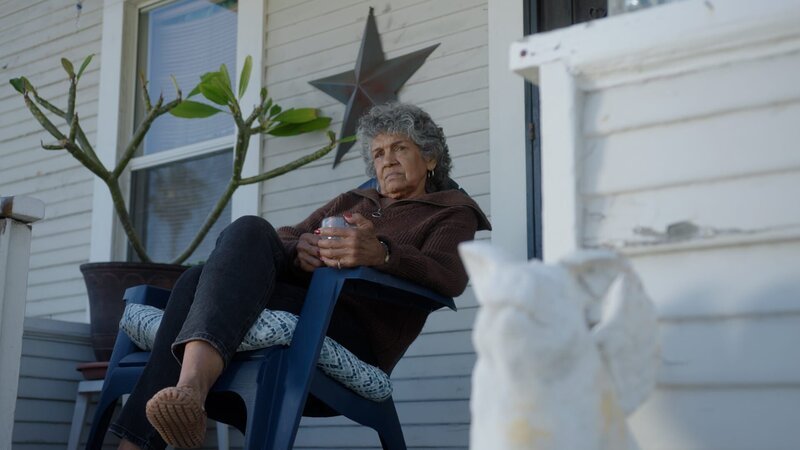 Ex-Polizistin Rolanda Ricardez aus San Diego, USA, verfolgt mit Interesse die Suche nach dem Original von Vincent van Goghs „Portrait des Dr.Gauchet“. – Bild: ZDF und Tobias Winkel/ Studio Jot Ex-Polizistin Rolanda Ricardez aus San Diego, USA, verfolgt mit Interesse die Suche nach dem Original von Vincent van Goghs „Portrait des Dr.Gauchet“. – Bild: ZDF und Tobias Winkel/ Studio Jot