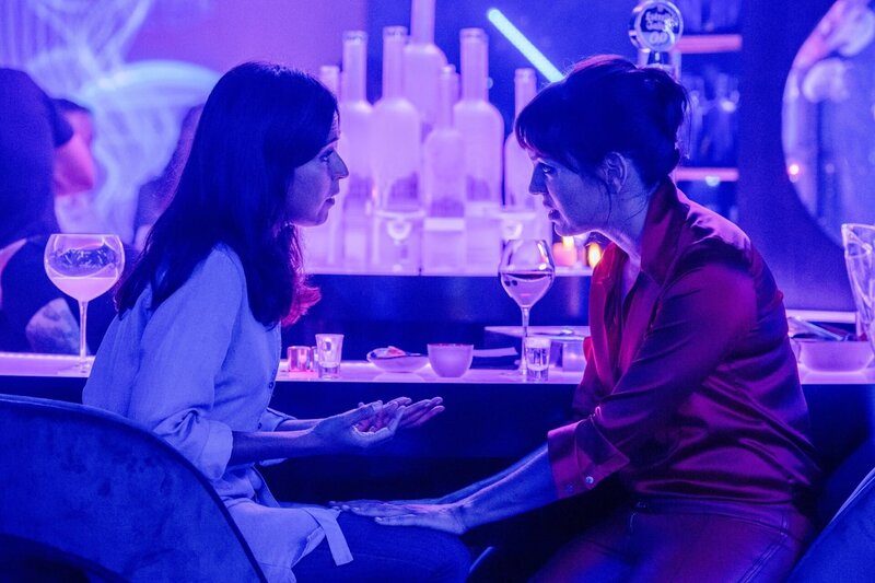 (v.li.):  Verónica Sánchez (Alejandra), Marta Milans (Katia). – Bild: ORF/​Beta Film/​Moviestar/​MARIA HERAS