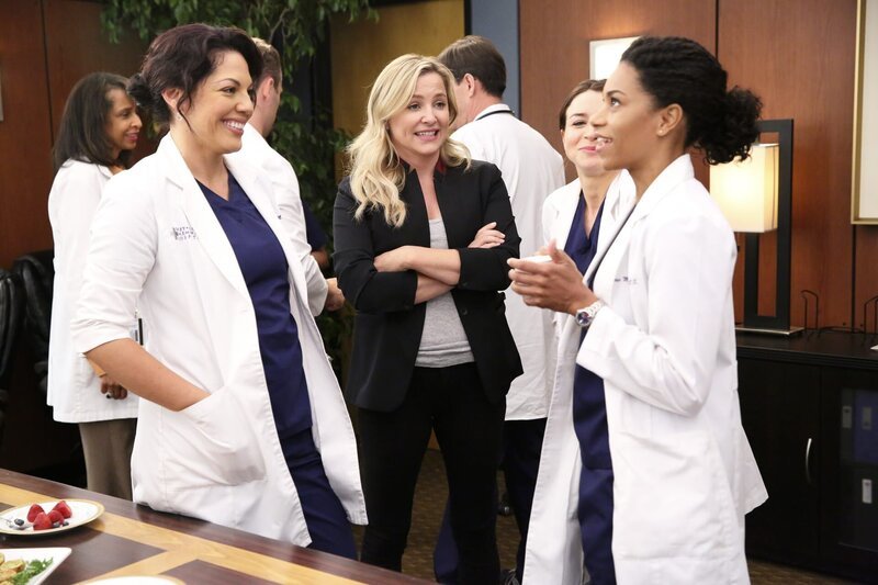 Nachdem Bailey ihren Job angetreten hat, wollen die Kollegen ihr gratulieren – doch die Reaktion darauf ist anders als erwartet: Callie (Sara Ramirez, l.), Arizona (Jessica Capshaw, 2.v.l.), Maggie (Kelly McCreary, r.) und Amelia (Caterina Scorsone, 2.v.r.) … – Bild: American Broadcasting Companies, Inc.