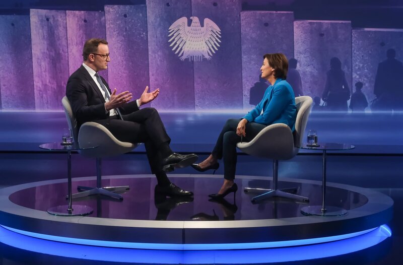 Zu Gast bei Moderatorin Sandra Maischberger (re.): Jens Spahn (CDU, Vorsitzender der Unionsfraktion). – Bild: WDR/​Oliver Ziebe