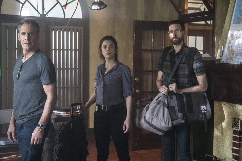 Um einem ehemaligen Kollegen zu helfen, sind Pride (Scott Bakula, l.), Tammy (Vanessa Ferlito, M.) und Sebastian (Rob Kerkovich, r.) nach Südamerika gereist … – Bild: CBS Broadcasting, Inc.