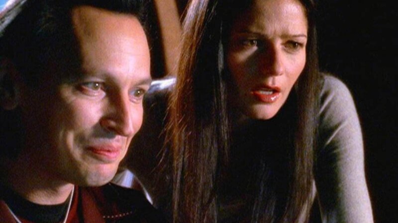 Jordan (Jill Hennessy) staunt. Nigel (Steve Valentine) hat die Todesursache gefunden: Es waren vergiftete Zigaretten. – Bild: TVNOW /​ NBC Universal
