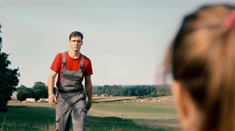 Jan (Rick Okon) kommt Christin zur Hilfe. – Bild: WDR/Weydemann Bros. GmbH/Max Preiss Jan (Rick Okon) kommt Christin zur Hilfe. – Bild: WDR/Weydemann Bros. GmbH/Max Preiss