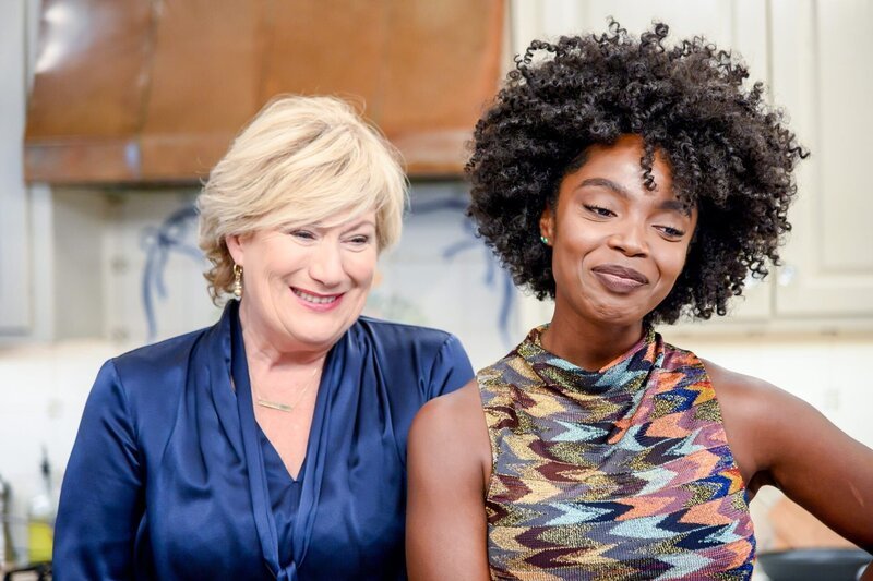(v.li.): Jayne Atkinson (Della Bedord), MaameYaa Boafo (Briana Johnson). – Bild: ORF/​Universal/​NBC/​Katherine Bomboy