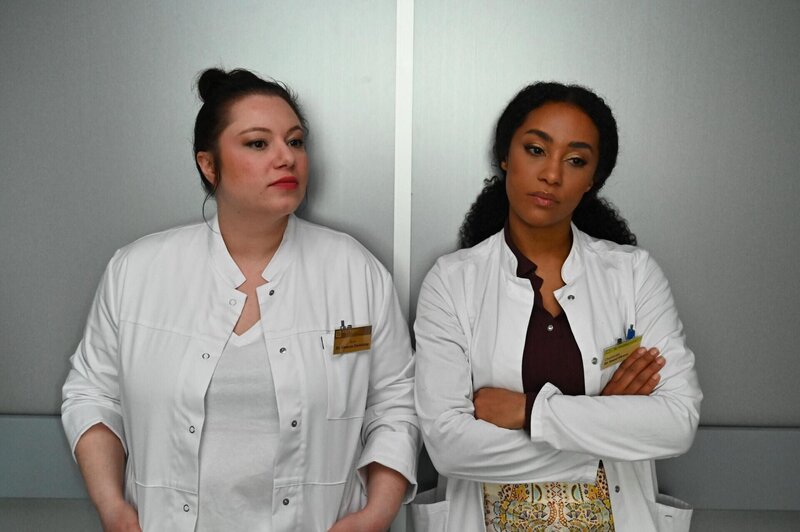 Vanessa (Julia Augustin, l.) eröffnet Imani (Féréba Koné), sich ein eigenes Bild über Johannes machen zu wollen. – Bild: RTL /​ Julia Feldhagen /​ Im Rausch des Erfolgs