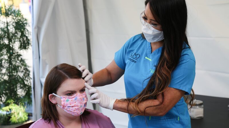 Dr. Lee examines Lattyse in the Covid tent. – Bild: TLC /​ Photobank. /​ Discovery Communications, LLC