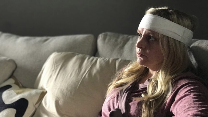 Dana sitting on the couch after having brain surgery. – Bild: TLC