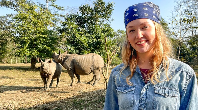 Nina lernt zwei junge Panzernashörner kennen, die in einer Tierauffangstation in Indien großgezogen werden. Weiteres Bildmaterial finden Sie unter www.br-foto.de. – Bild: BR/​Text und Bild Medienproduktion GmbH & Co. KG/​Marcella Müller