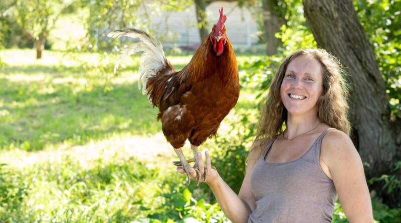 Die vierte Reise geht auf die schwäbische Alb zu Laura Alena Schmid. Die 34-Jährige hält Galloway-Rinder, Hühner und Ziegen und hat einige Pensionspferde. – Bild: WDR/​Melanie Grande