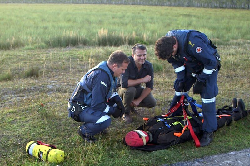 Um die australische Notfallmedizin zu erkunden, verbringt Bernard Fontanille (Mi.) in Marcoola an der Sunshine Coast einige intensive Tage mit dem Arzt Christopher (nicht im Bild) und dem Sanitäter Anthony (re.). – Bild: Bonne Pioche Télévision