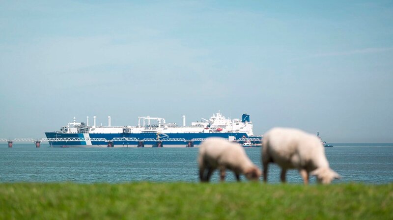 Deutschland wollte mit schwimmenden LNG-Terminals unabhängiger von russischem Gas werden – etwa mit den beiden Terminals im niedersächsischen Hooksiel. – Bild: NDR/​Mats Enderle