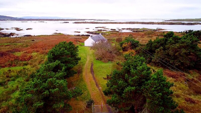 Lisa und Franck Trainor lassen Job, Familie und die brütende Hitze Arizonas hinter sich, um an der rauen, aber wunderschönen Nordwestküste Irlands alt zu werden. Im Goldtopf für das neue Eigenheim liegen 200.000 Dollar. Hierfür möchte Lisa am liebsten ein traditionelles irisches Cottage mit urigem Charme und atemberaubenden Blick aufs Wasser kaufen. – Bild: HGTV /​ Tanja Bachetzky