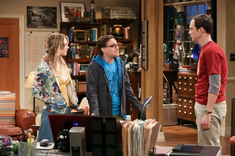 L-R: Penny (Kaley Cuoco), Leonard Hofstadter (Johnny Galecki), Sheldon Cooper (Jim Parsons) – Bild: Michael Yarish /​ Warner Bros. Entertainment Inc. /​ CBS ENTERTAINMENT