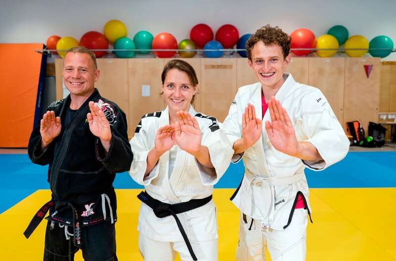 Sophia und Frank haben beide einen schwarzen Gürtel in Jiu Jitsu. Sie zeigen Julian (rechts) viele coole Tricks zur Selbstverteidigung. – Bild: BR/​megaherz gmbh/​Hans-Florian Hopfner