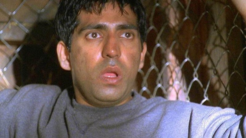Bug (Ravi Kapoor) entdeckt eine Farm, die illegale Einwanderer aus Mittelamerika zu Sklaven macht und dort einpfercht. Doch sein Erscheinen bleibt nicht unbemerkt. – Bild: TVNOW /​ NBC Universal