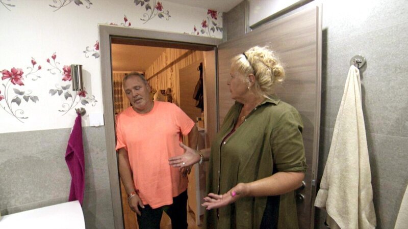 Harald und Silvia diskutieren über den katastrophalen Tag. – Bild: RTLZWEI