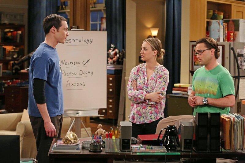 Um Sheldon (Jim Parsons, l.) auf andere Gedanken zu bringen, beschließen Penny (Kaley Cuoco, M.) und Leonard (Johnny Galecki, r.), etwas Spontanes mit ihm zu unternehmen. Doch ist das wirklich eine gute Idee? – Bild: HBOH