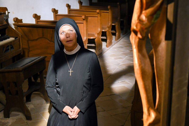 Schwester Hanna (Janina Hartwig) erbittet Kraft von Gott. – Bild: ORF/​Beta Film/​ARD/​Barbara Bauriedl