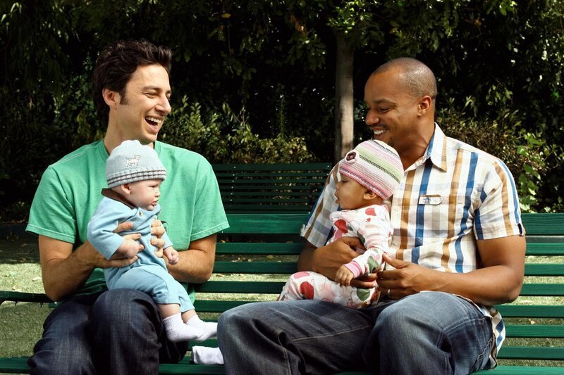 „Scrubs – Die Anfänger“, „Mein inneres Kind.“ Wieder einmal gehen mit J.D. und Turk die Pferde durch. Genervt von deren kindischen Verhalten, erteilt Dr. Cox J.D. einen Rüffel. Dieser nimmt sich die Kritik zu Herzen und zeigt sich fortan von seiner erwachsenen Seite – sehr zu Turks Missfallen. Indes erzählt Dr. Cox einem Burschen, dass er Leukämie hat und widersetzt sich damit dem Wunsch der Eltern. Elliot plant gegen den Willen von Dr. Kelso dessen Geburtstagsfeier und setzt alles daran, dessen wahres Alter zu erfahren.Im Bild (v.li.): Zach Braff (John ‚J.D.‘ Dorian), Donald Faison (Chris Turk). – Bild: ORF (FS1/​FS2) /​ ORF1