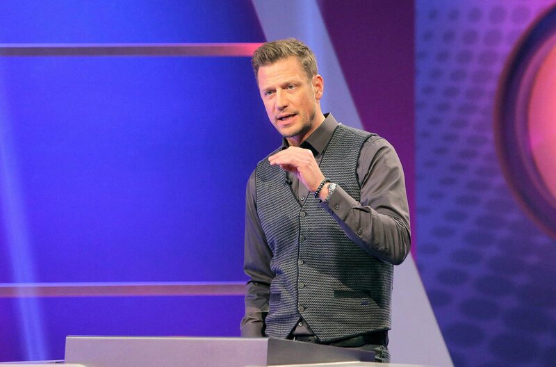 Moderator Florian Weber stellt in seinem Wissensquiz die Alltagstauglichkeit seiner prominenten Kandidaten auf die Probe. – Bild: SWR/​Peter A. Schmidt