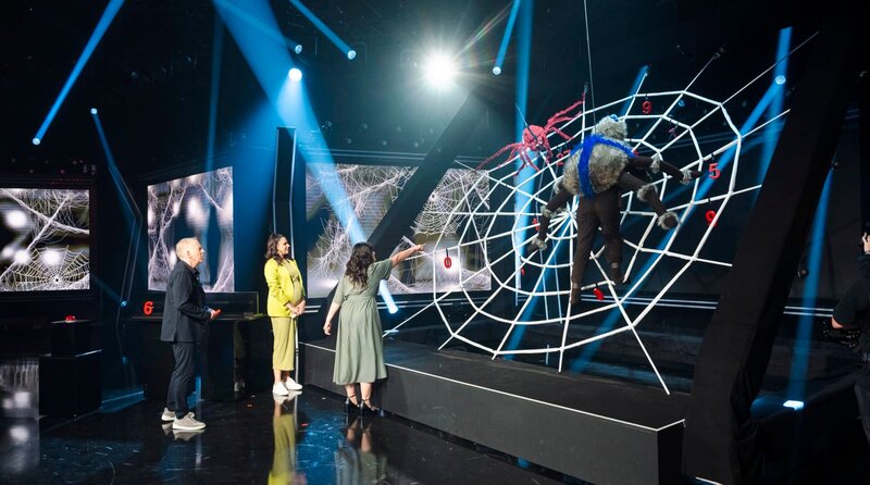Das große Netz-Quiz: vl.n.r. Johannes B. Kerner, Moderatorin Esther Sedlaczek und Nilam Farooq am Mega-Spinnennetz. Im Spinnenkostüm steckt Teamkapitän Wincent Weiss. – Bild: WDR/​Ben Knabe