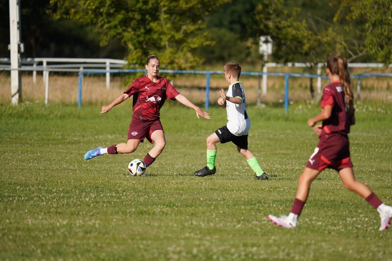 Luises Team spielt in der Leipziger Stadtliga, in der 1. Kreisklasse. Es ist das einzige Mädchenteam, das in dieser Liga spielt. – Bild: SWR/​Mario Baer /​ KiKA