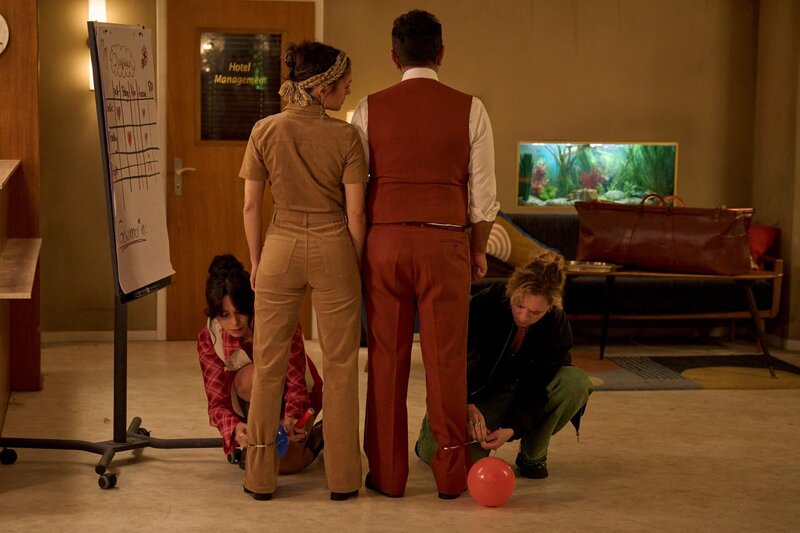 Wie löst man so was erwachsen und fair? Mit einem Wettkampf im „Luftballons-Zerplatzen-Lassen“, klar. Franca und Charles treten gegeneinander an. Von links: Millie (Tamara Romera Ginés), Franca (Mariananda Schempp), Charles (Adnan Maral) und Adriana (Stella Goritzki) – Bild: Frank Dicks /​ ZDF