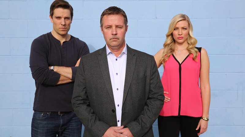 Mystery Diners Amber Coyle and Kiel Kennedy with host Charles Stiles, as seen on Food Network’s Mystery Diners (500 and 600 series). – Bild: Television Food Network, G.P.