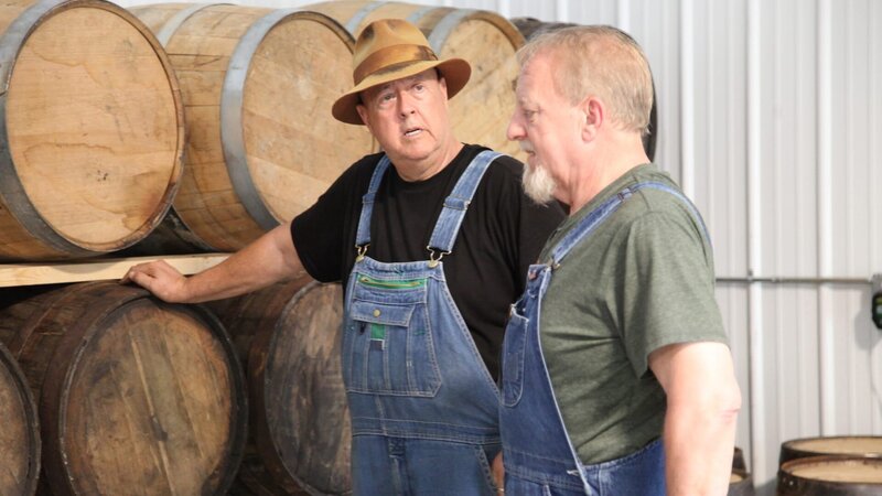 Eric „Digger“ Manes and Mark Ramsey with the barrels of aged liquor – Bild: Warner Bros. Discovery, Inc. or its subsidiaries and affiliates.