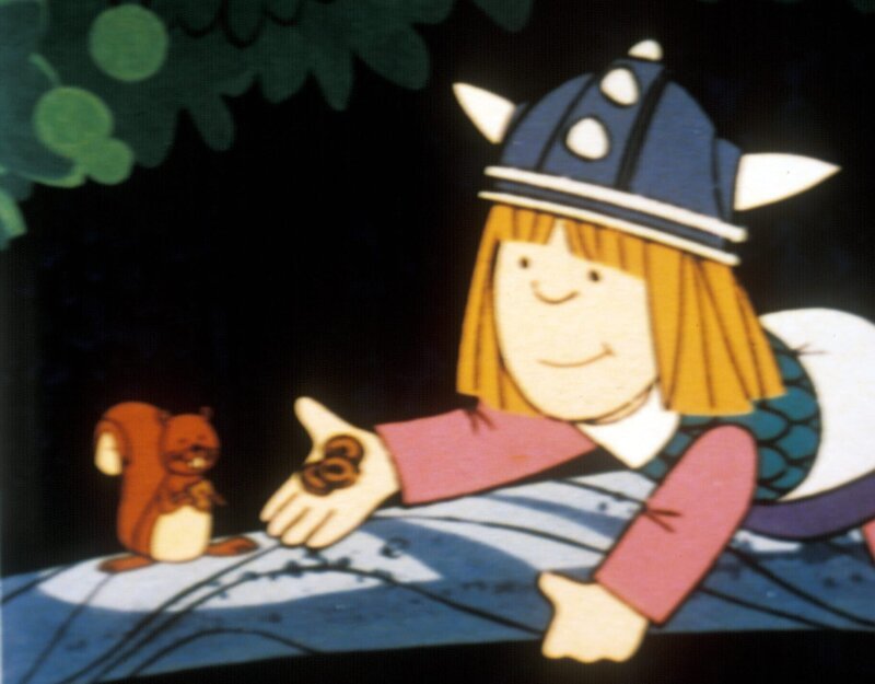 Wickie ist mit Ylva und Ylvi ausgerechnet zum Beerensammeln im Wald als hungriger Bär ist mitten ins Dorf der Wikinger eingebrochen ist – die Gefahr für sie ist groß. – Bild: ORF/​Apollo Filmverleih