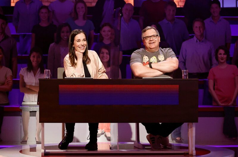 Rateteam-Kapitän Elton (r.) und die Fernsehmoderatorin Alina Stiegler (l.) bilden ein Rateteam. – Bild: ARD/​Morris Mac Matzen