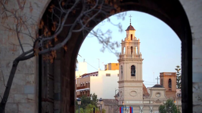 Nathan und Sarah aus Austin, Texas, sind frisch verheiratet und ziehen ins spanische Valencia, wo Nathan seinen Master in Musik an der Hochschule abschließen und dann als freiberuflicher Musiker arbeiten will. Für Sarah ist der Umzug nicht so einfach, denn sie gibt einen guten Job in Austin auf und weiß nicht, wie sie sich in Valencia beschäftigen soll. Außerdem haben dann beide kein Einkommen mehr und müssen von ihren Ersparnissen leben, was die junge Frau etwas nervös macht. – Bild: Tanja Bachetzky/​ HGTV