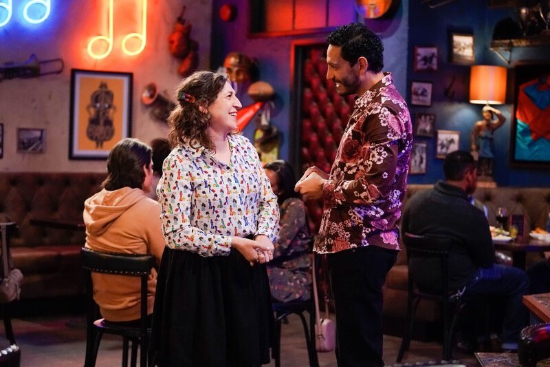 Kat (Mayim Bialik, l.); Oscar (Christopher Rivas, r.) – Bild: Warner Bros. Entertainment Inc.