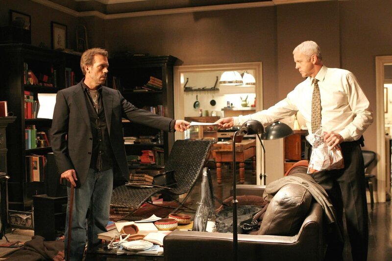 Am liebsten würde Michael Tritter (David Morse, r.) Dr. House (Hugh Laurie, l.) dauerhaft hinter schwedischen Gardinen sehen … – Bild: Fox Broadcasting Co.